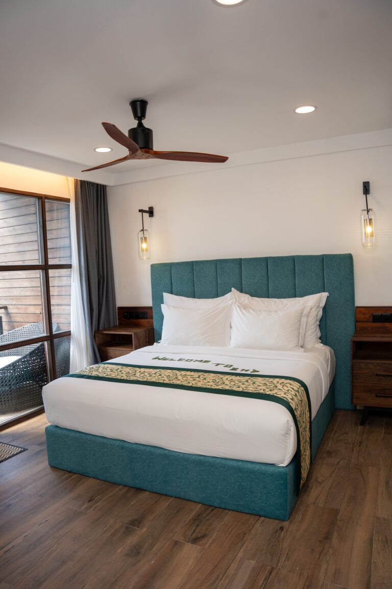 Chambre avec lit double au Beach Hotel à Dhigurah
