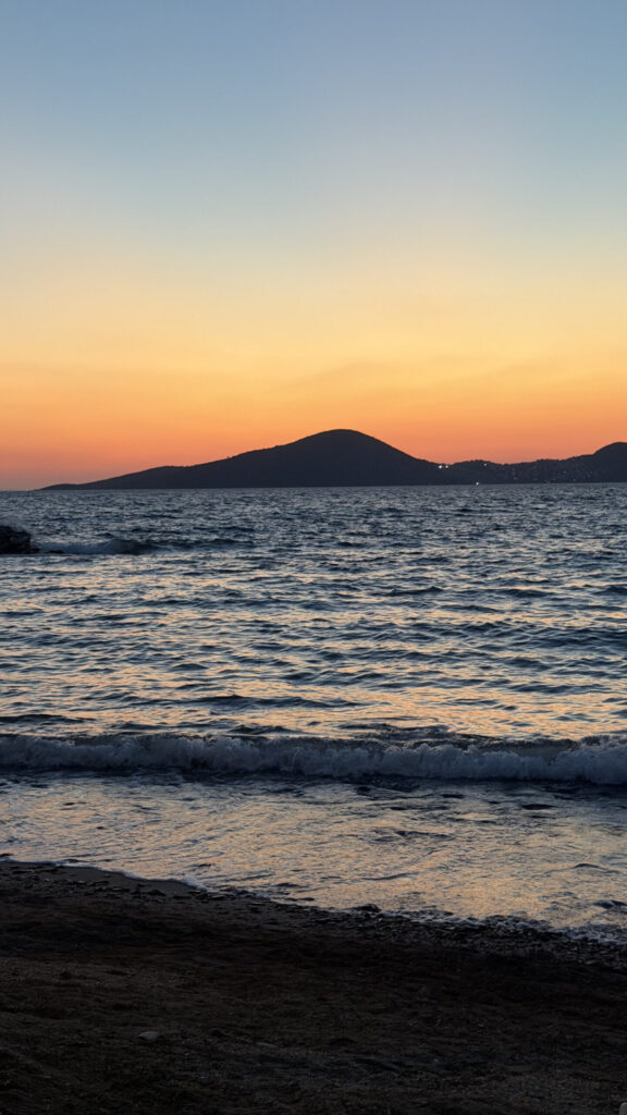 Coucher de soleil sur la mer avec vue sur les montagnes, restaurant Deniz Bodrum