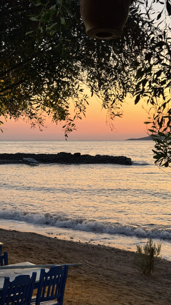 Coucher de soleil sur la plage près du restaurant Deniz à Bodrum