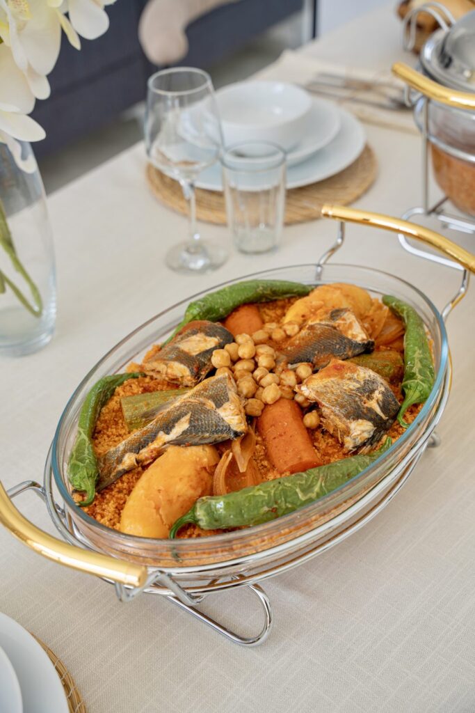 Couscous au poisson servi à table, villa Djerba sans vis-à-vis
