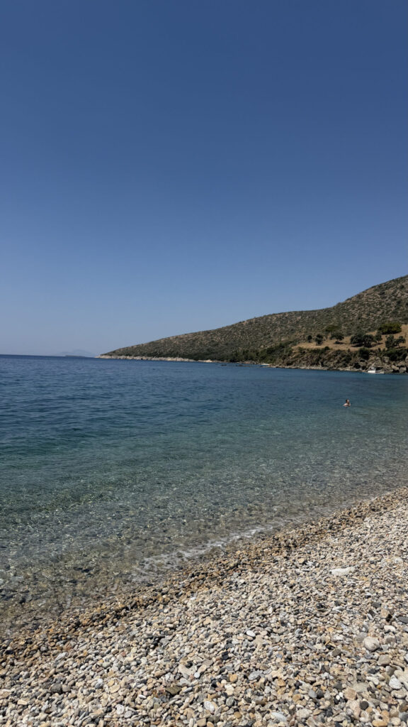 Crique et eau turquoise sur une plage rocheuse à Bodrum
