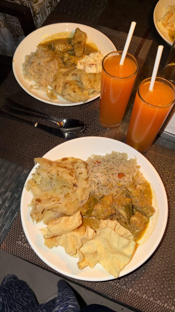 Curry et roshi accompagnés de jus de fruits aux Maldives