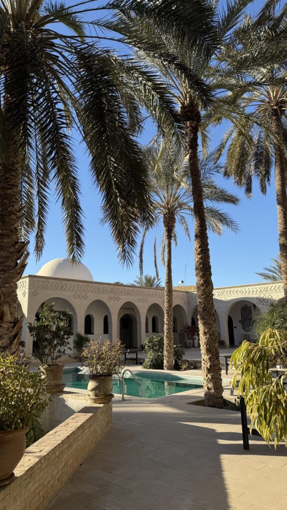 Patio à arcades, palmiers et piscine, Dar Yomma, Tozeur