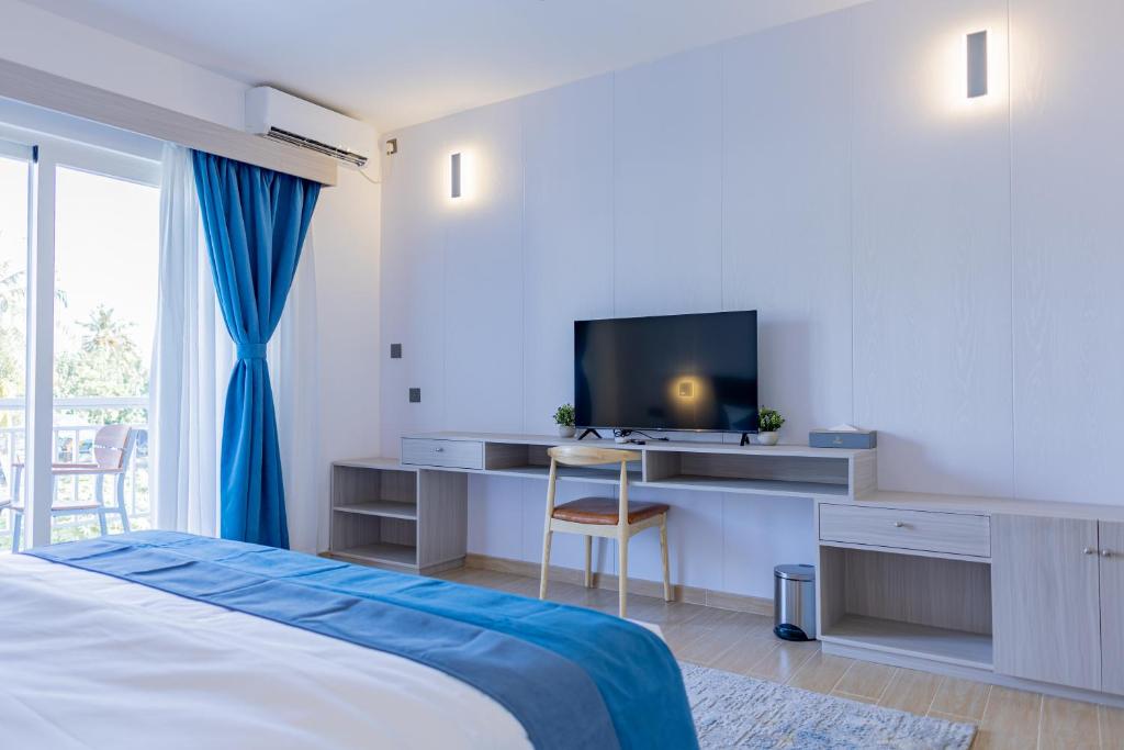 Chambre avec bureau et télévision au Dhiguveli Maldives, île de Dhigurah