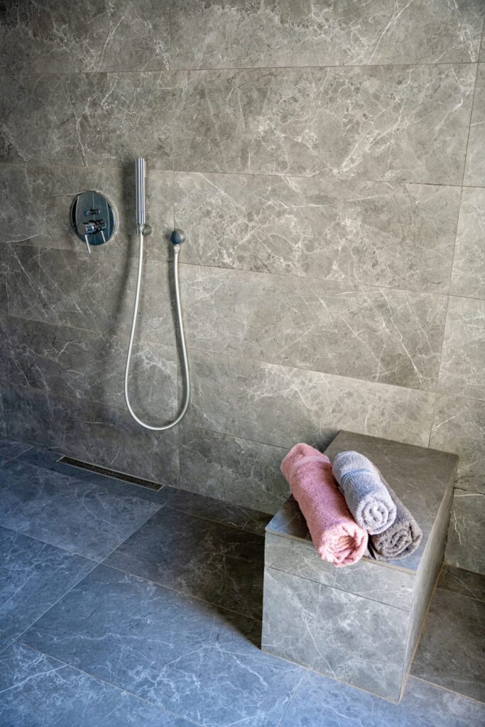 Douche à l’italienne en marbre gris, villa Djerba sans vis-à-vis