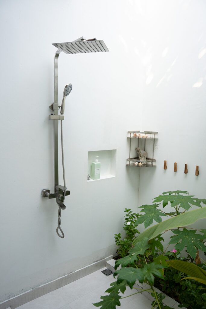 Douche ouverte et végétation dans la salle de bain du Thundi Ocean View