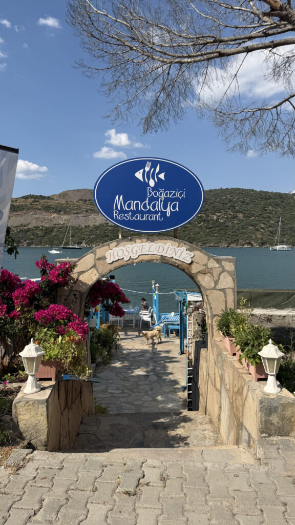 Entrée fleurie du restaurant Bogazici Mandalya à Bodrum