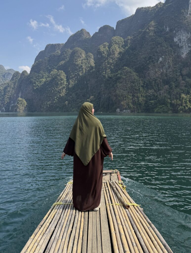 Amira en voyage, admirant les montagnes karstiques depuis un radeau