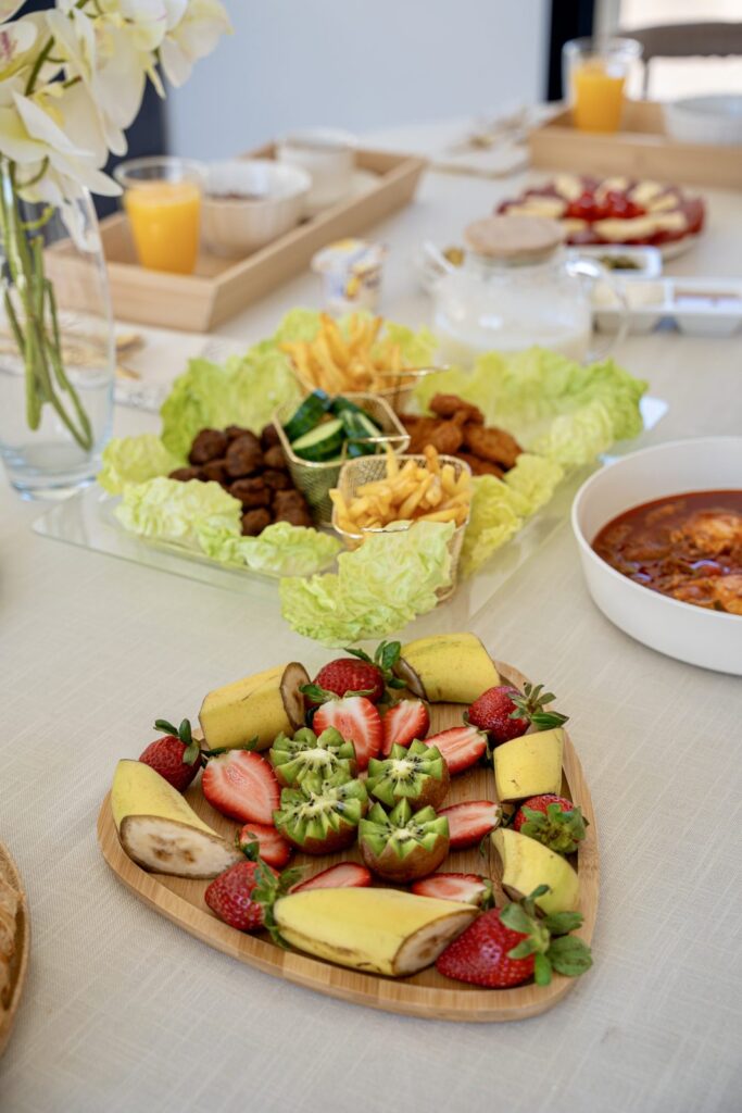 Fruits frais et frites au brunch, villa Djerba sans vis-à-vis