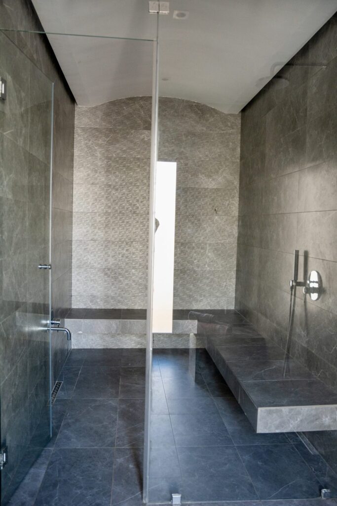 Hammam privé avec banquettes en marbre, villa Djerba sans vis-à-vis