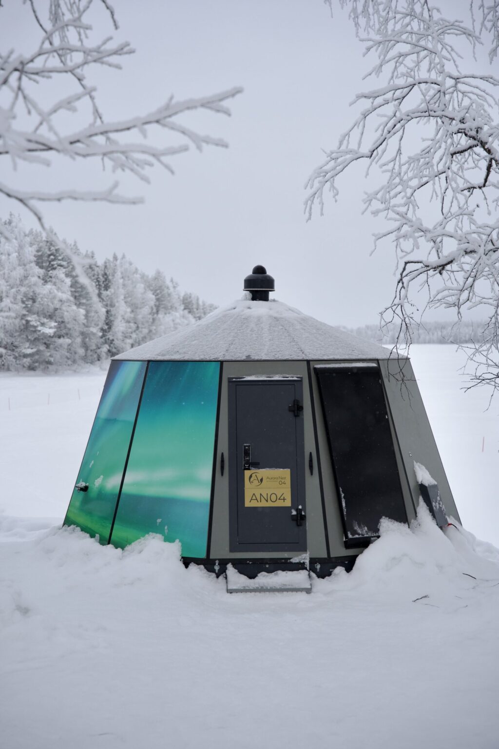 Igloo de verre sous la neige en Laponie finlandaise