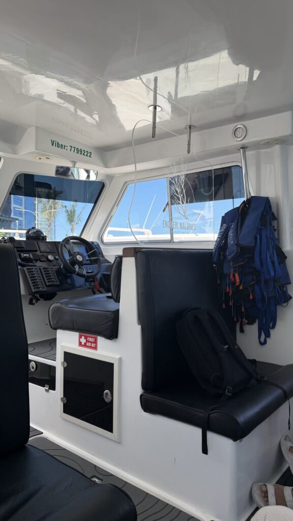 Intérieur du speedboat pour rejoindre Dhigurah aux Maldives, avec sièges et gilets de sauvetage