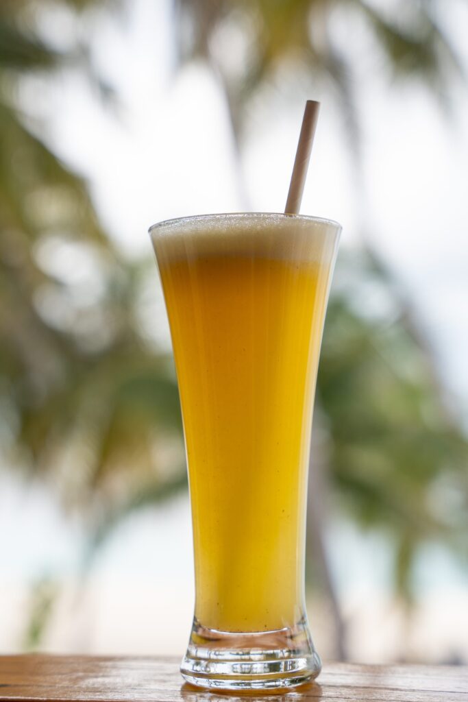 Jus de fruits frais servi face à la plage aux Maldives