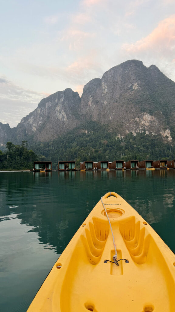 Kayak devant les bungalows flottants de Khao Sok