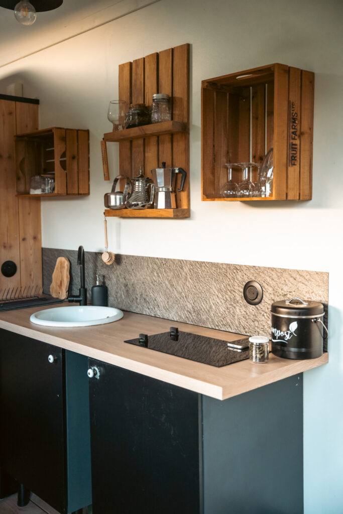 Cuisine en bois avec mezzanine dans un logement
