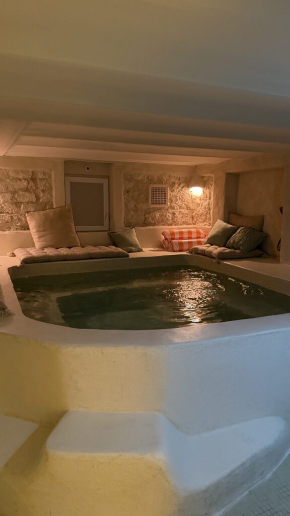 Jacuzzi intérieur de La Grotte Vernon