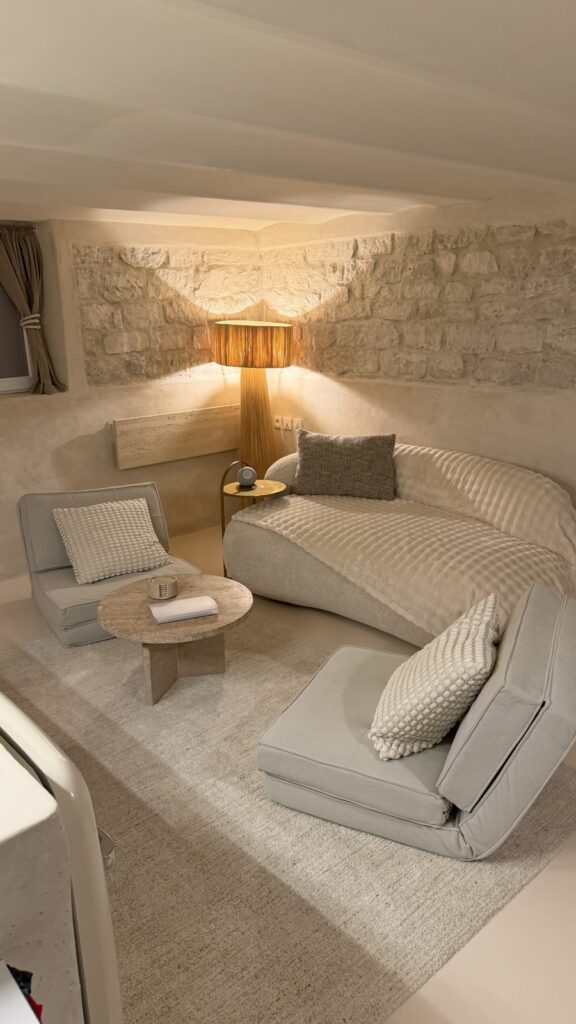 Canapé et fauteuils au salon de La Grotte Vernon