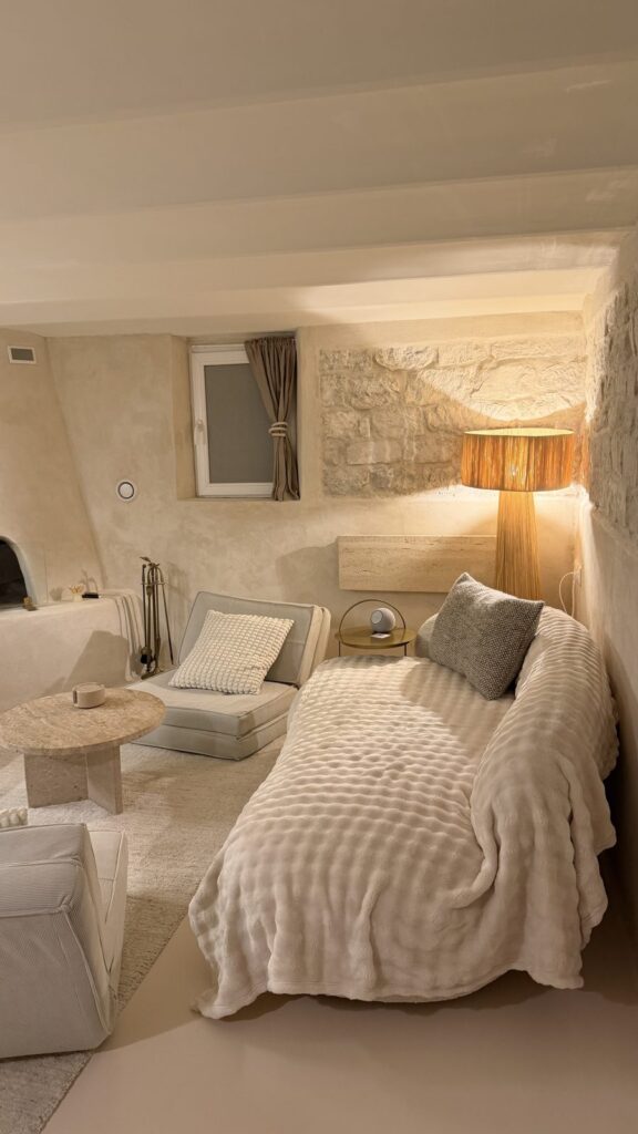 Salon lumineux avec plaid et lampe en rotin, La Grotte Vernon