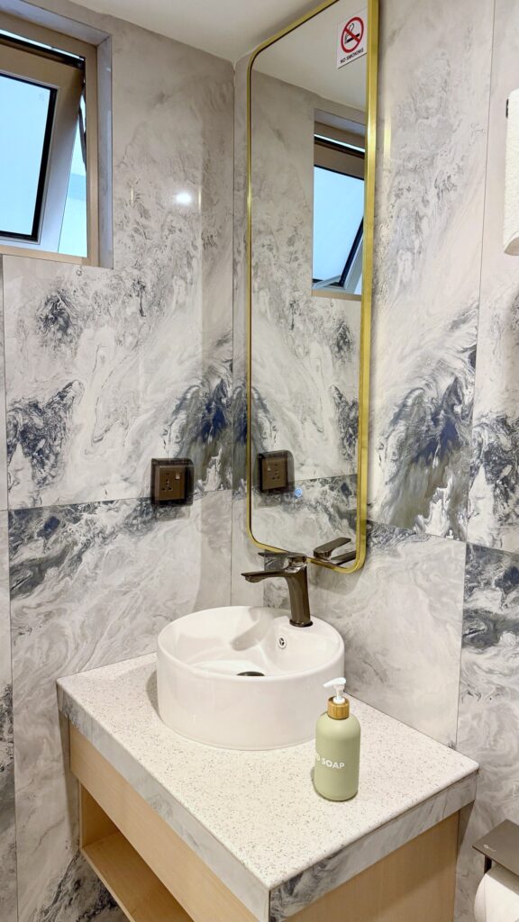 Lavabo et miroir doré dans la salle de bain du Six Beach Hotel