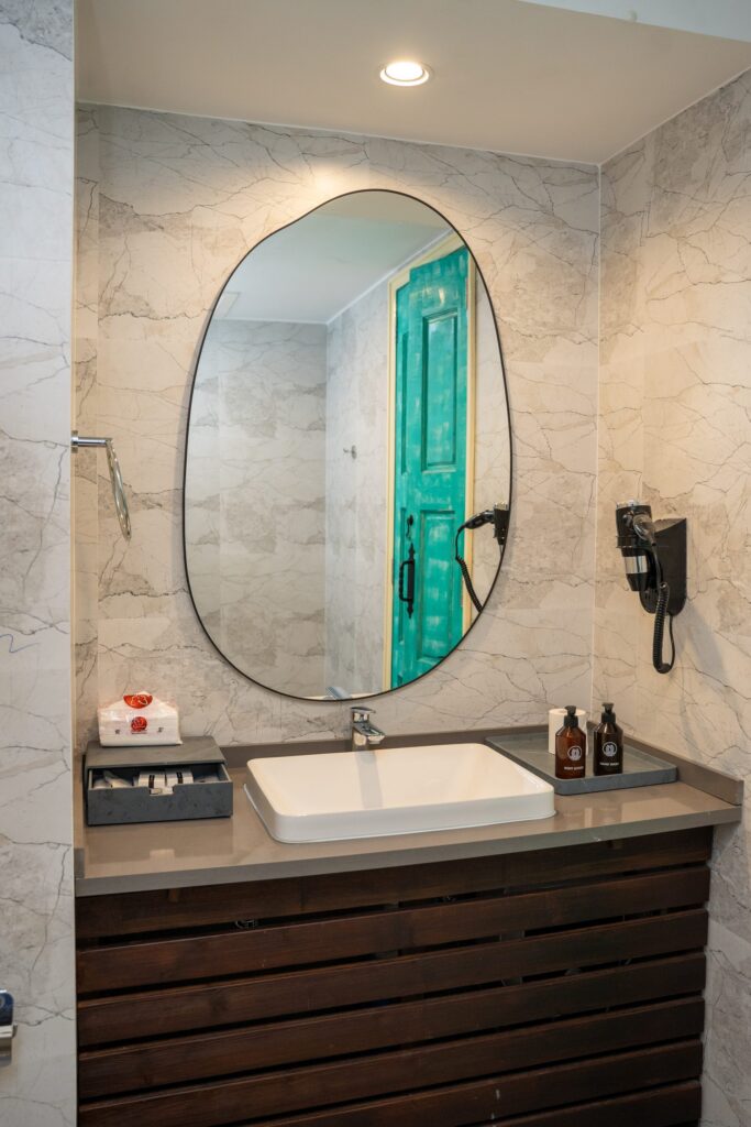 Lavabo et miroir de la salle de bain du Beach Hotel à Dhigurah