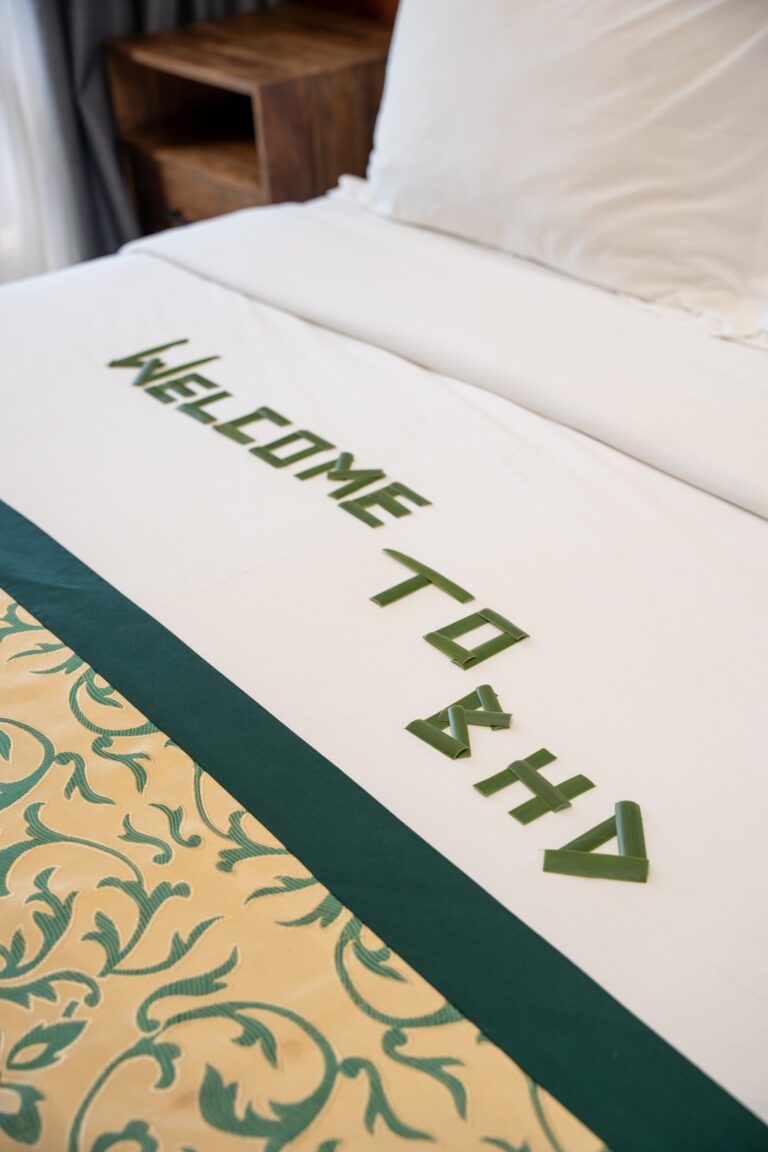 Linge de lit brodé « Welcome to BHD » au Beach Hotel à Dhigurah