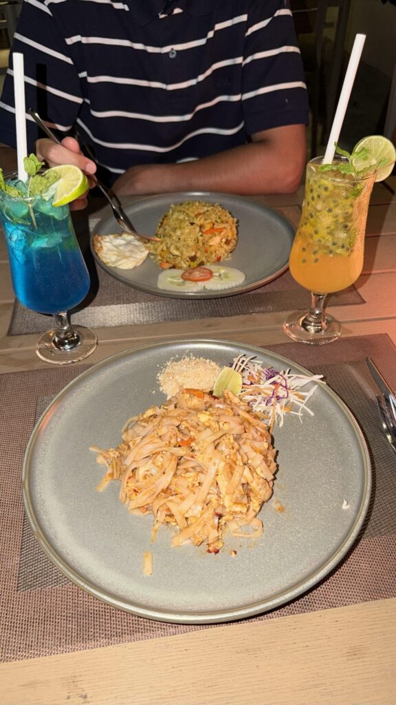 Nouilles sautées et cocktails sans alcool dans un restaurant aux Maldives
