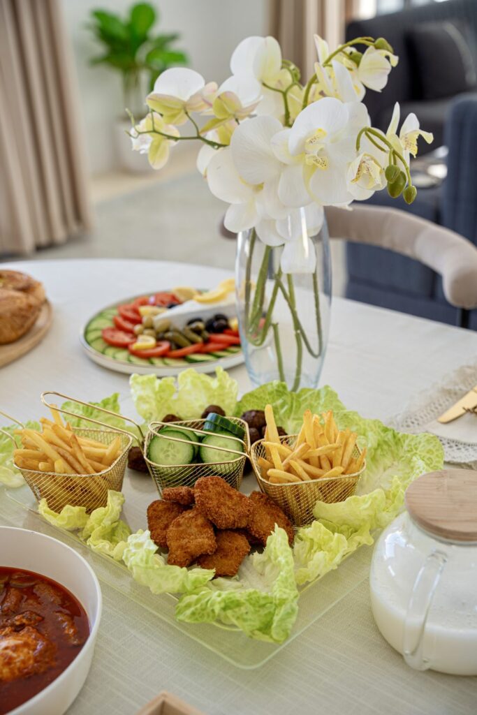 Nuggets, frites et salade sous les orchidées, villa Djerba sans vis-à-vis
