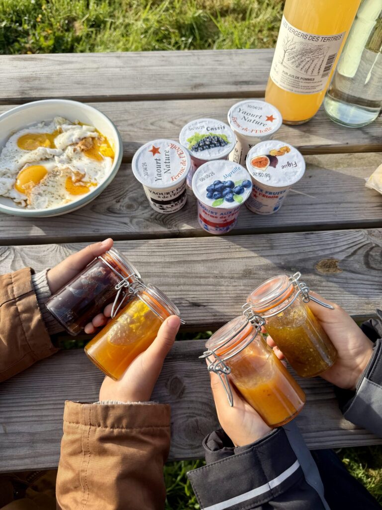 Petit-déjeuner local avec yaourts, confitures et jus de fruits à la tiny house