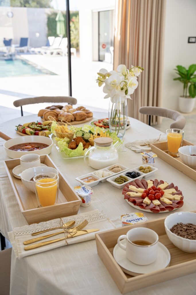 Petit-déjeuner près de la baie vitrée, villa Djerba sans vis-à-vis