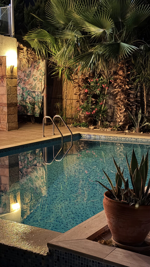 Piscine intérieure entourée de plantes à la Villa Selen, Bodrum