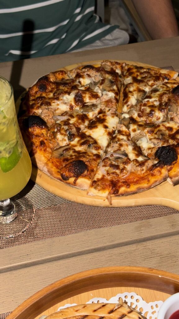 Pizza au feu de bois servie dans un restaurant aux Maldives