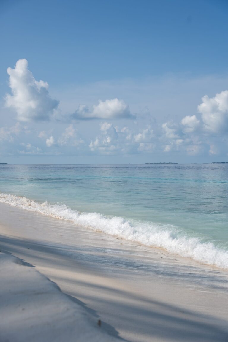 Plage de sable blanc et lagon turquoise à Maalhos