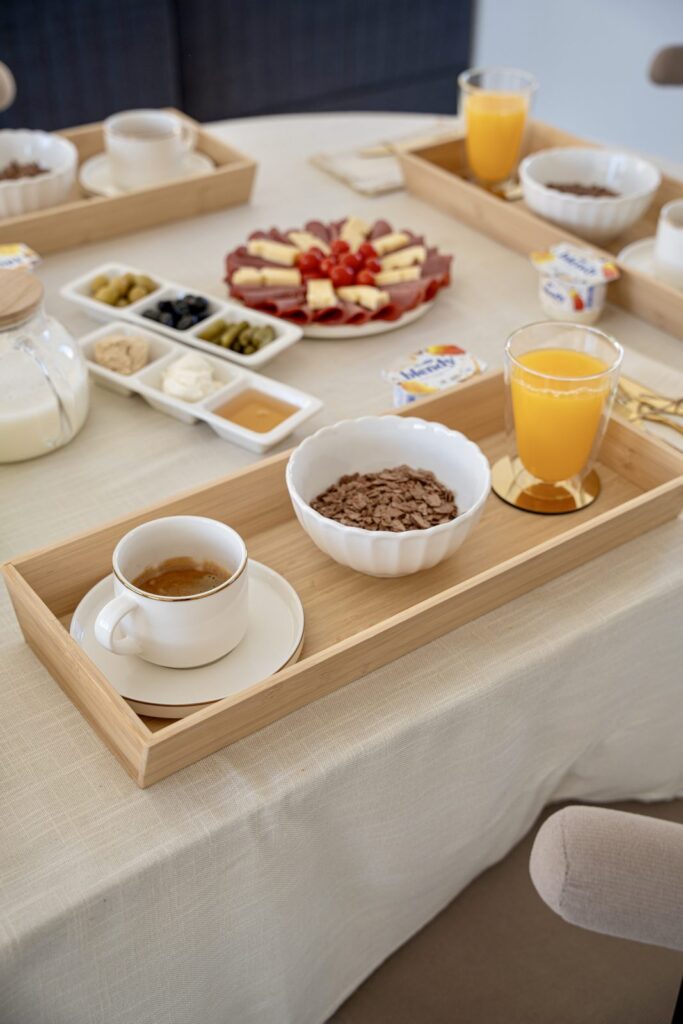 Plateau petit-déjeuner avec café et jus d’orange, villa Djerba sans vis-à-vis