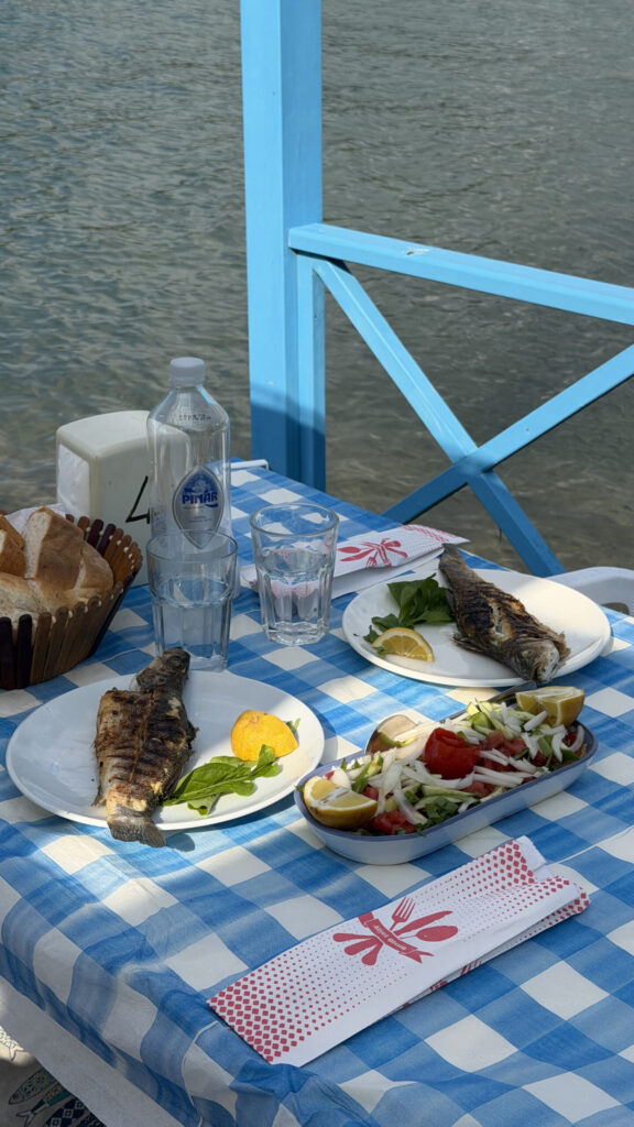 Plateau de poisson et fruits de mer servi au restaurant Mandalya, Bodrum