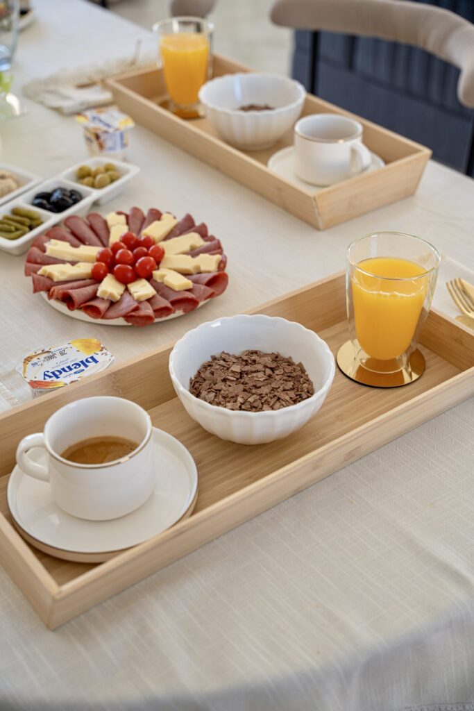 Plateaux petit-déjeuner en bambou, villa Djerba sans vis-à-vis