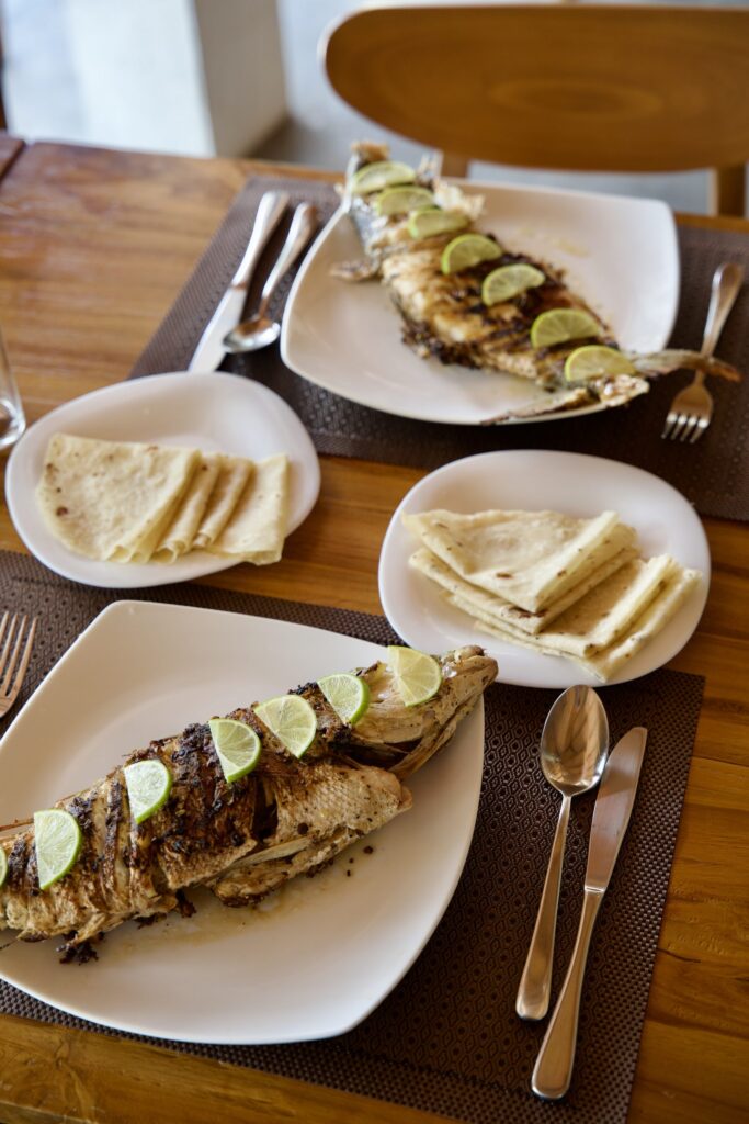 Poissons grillés au citron vert et chapatis, cuisine maldivienne