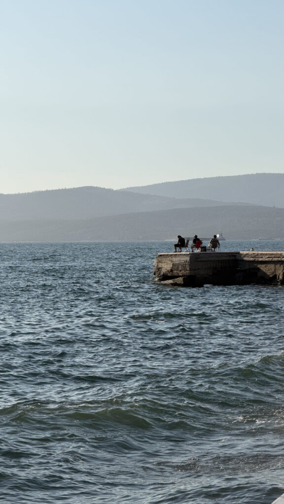 Ponton et vue sur la mer au village de pêcheurs de Gülük, Bodrum