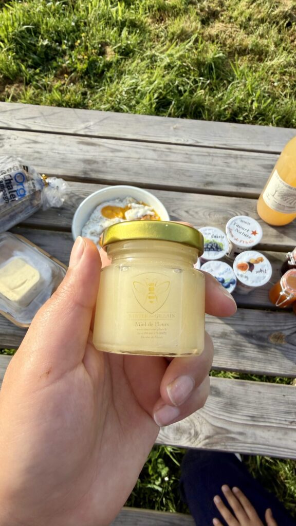 Pot de yaourt fermier local du panier petit-déjeuner
