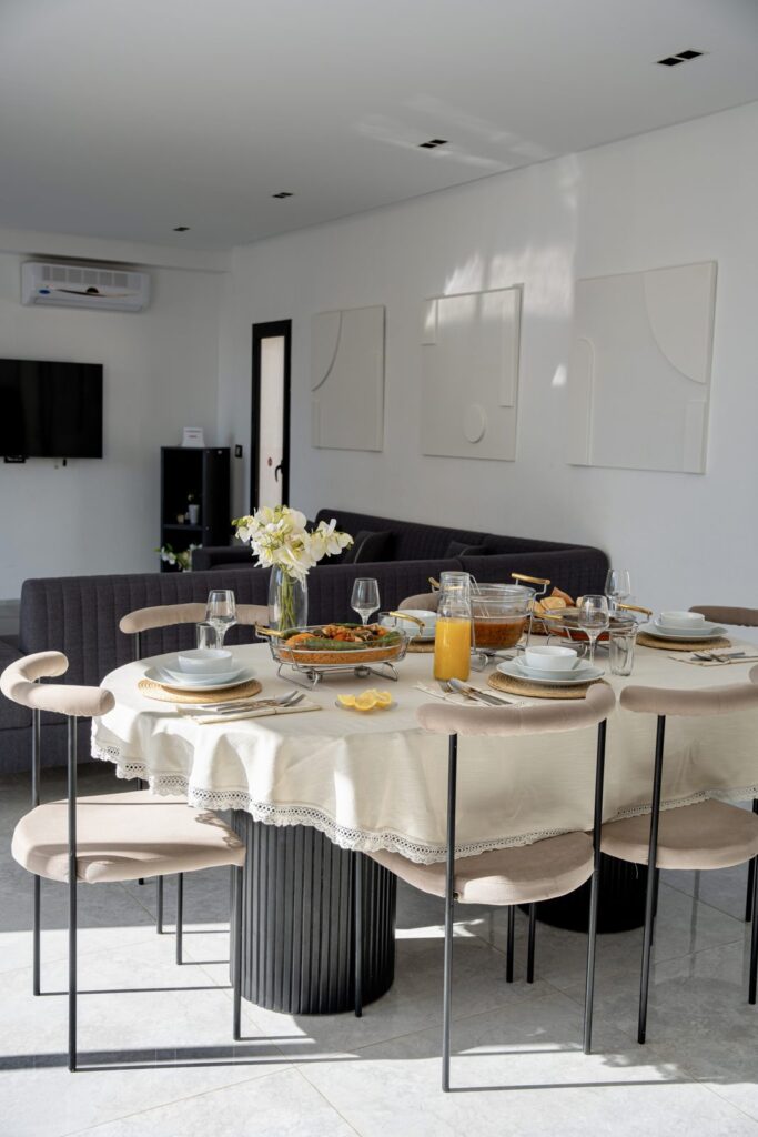 Salle à manger lumineuse avec table dressée, villa Djerba sans vis-à-vis