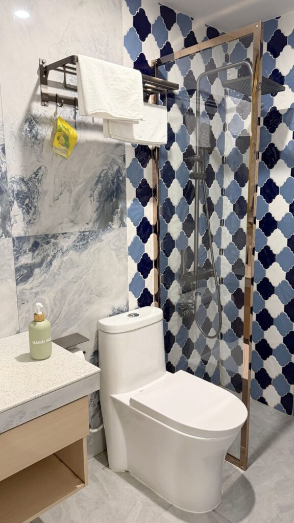 Salle de bain carrelée bleu et blanc au Six Beach Hotel à Hulhumalé