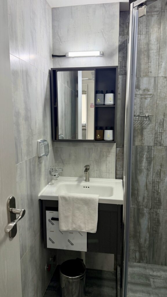 Salle de bain avec lavabo et miroir au Lemonrock Comfort à Malé