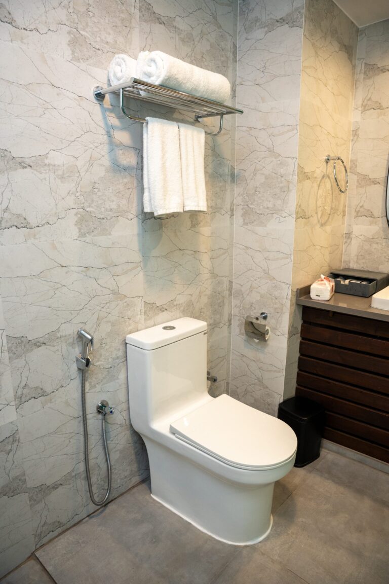 Salle de bain en marbre blanc au Beach Hotel à Dhigurah