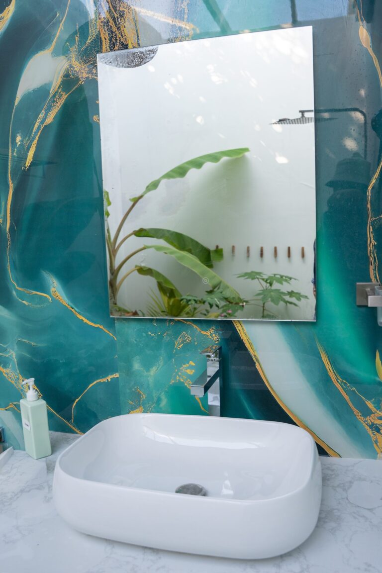 Salle de bain avec plantes tropicales au Thundi Ocean View à Maalhos