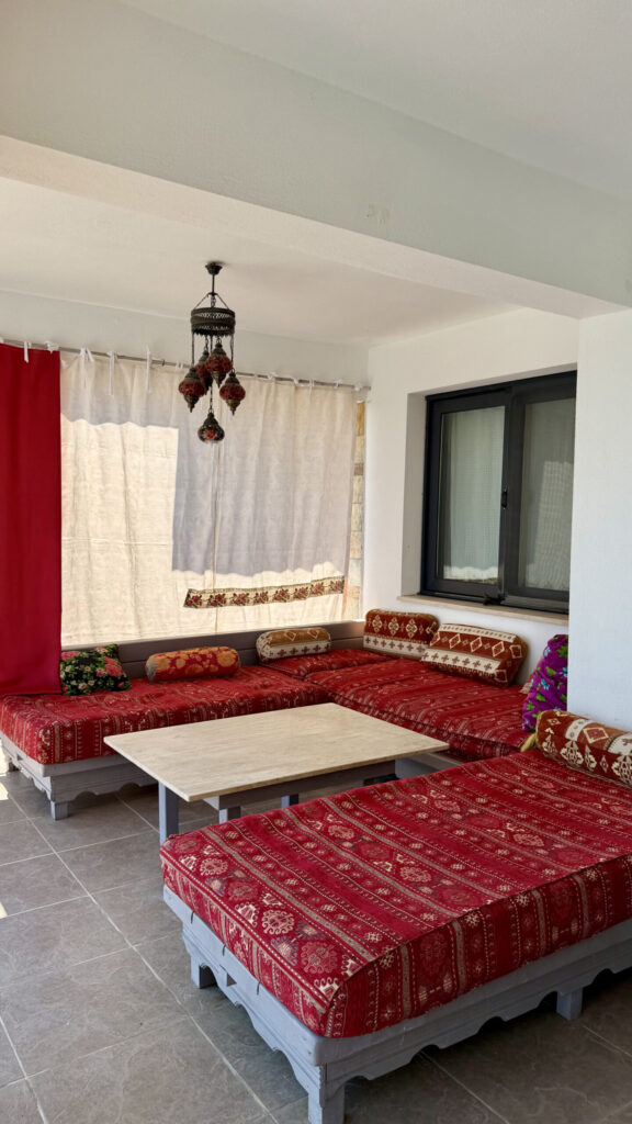 Salon cosy avec tapis rouge de la Villa Selen à Bodrum