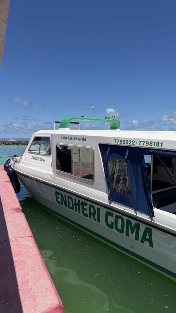 Le speedboat Endheri Goma amarré au port, qui assure la liaison vers Dhigurah aux Maldives