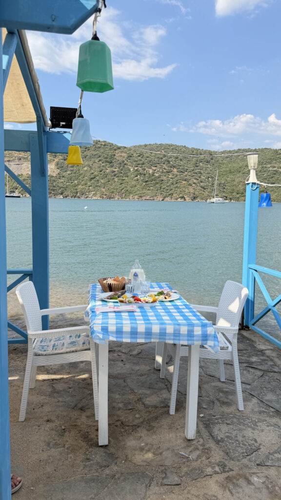 Table bleue au bord de la mer au restaurant Bogazici Mandalya, Bodrum