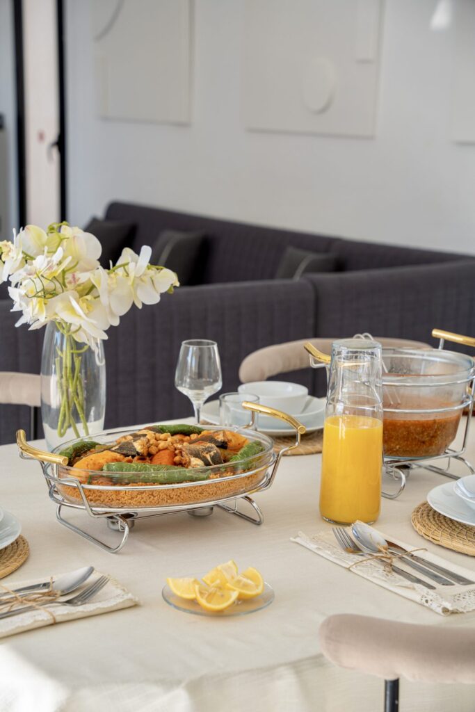 Table dressée pour un repas tunisien, villa Djerba sans vis-à-vis