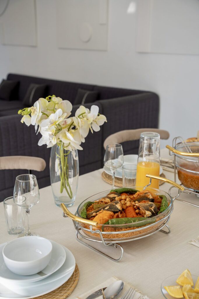 Couscous et orchidées blanches sur la table, villa Djerba sans vis-à-vis