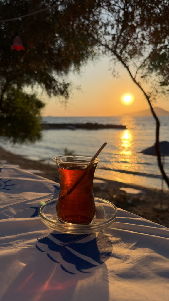 Thé turc au coucher de soleil au restaurant Bogazici Deniz, Bodrum