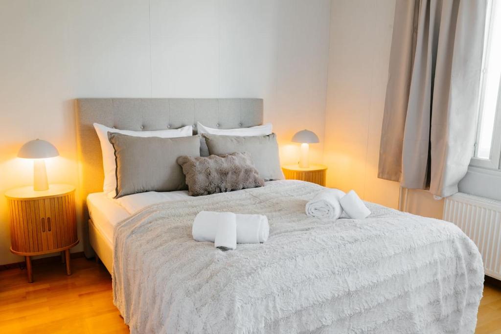 Chambre cosy avec lit double aux Urban Lapland Apartments à Rovaniemi